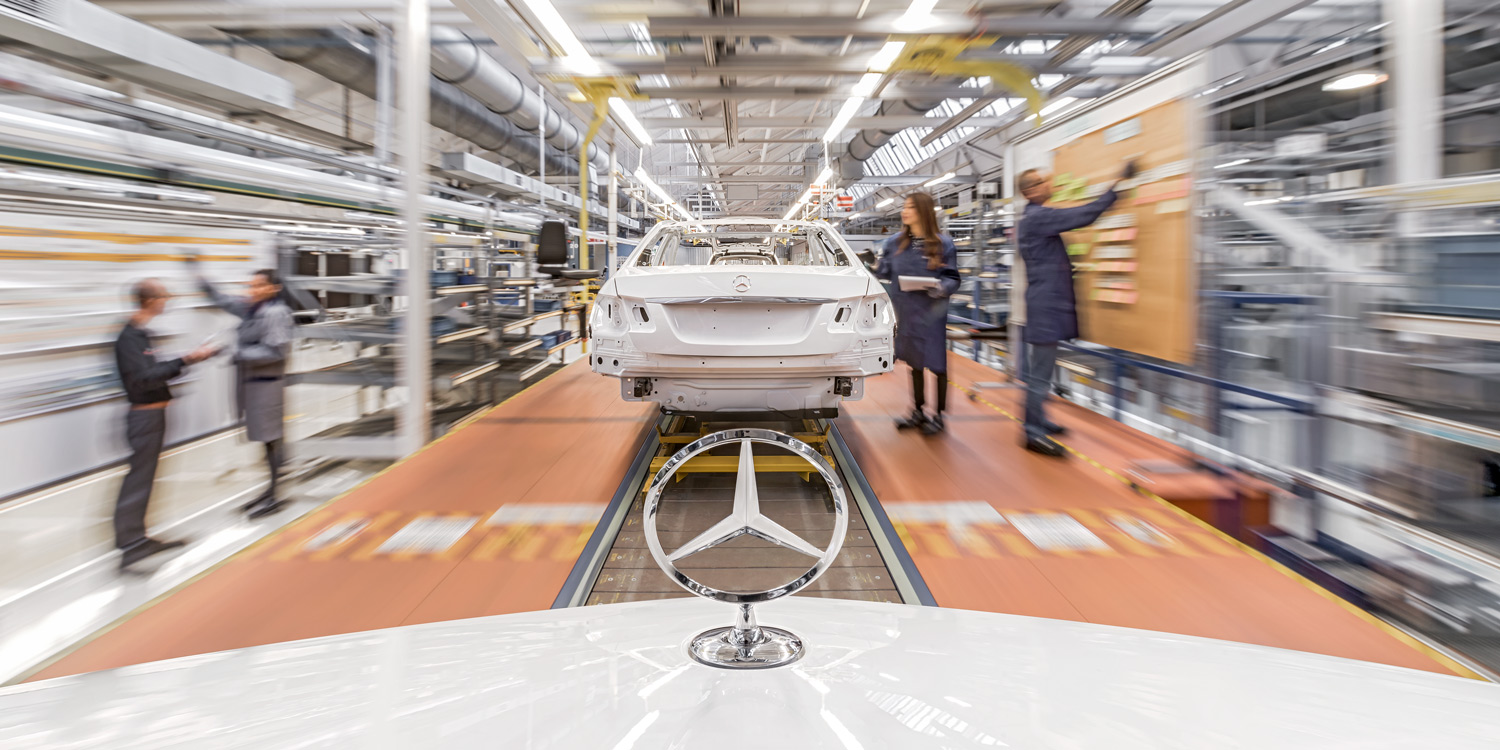 Kampagnen Fotografie Sindelfingen Stuttgart und Umgebung Mercedes Benz Sindelfingen Mercedes Stern Rohkarosse Menschen die verwischen am Transportband