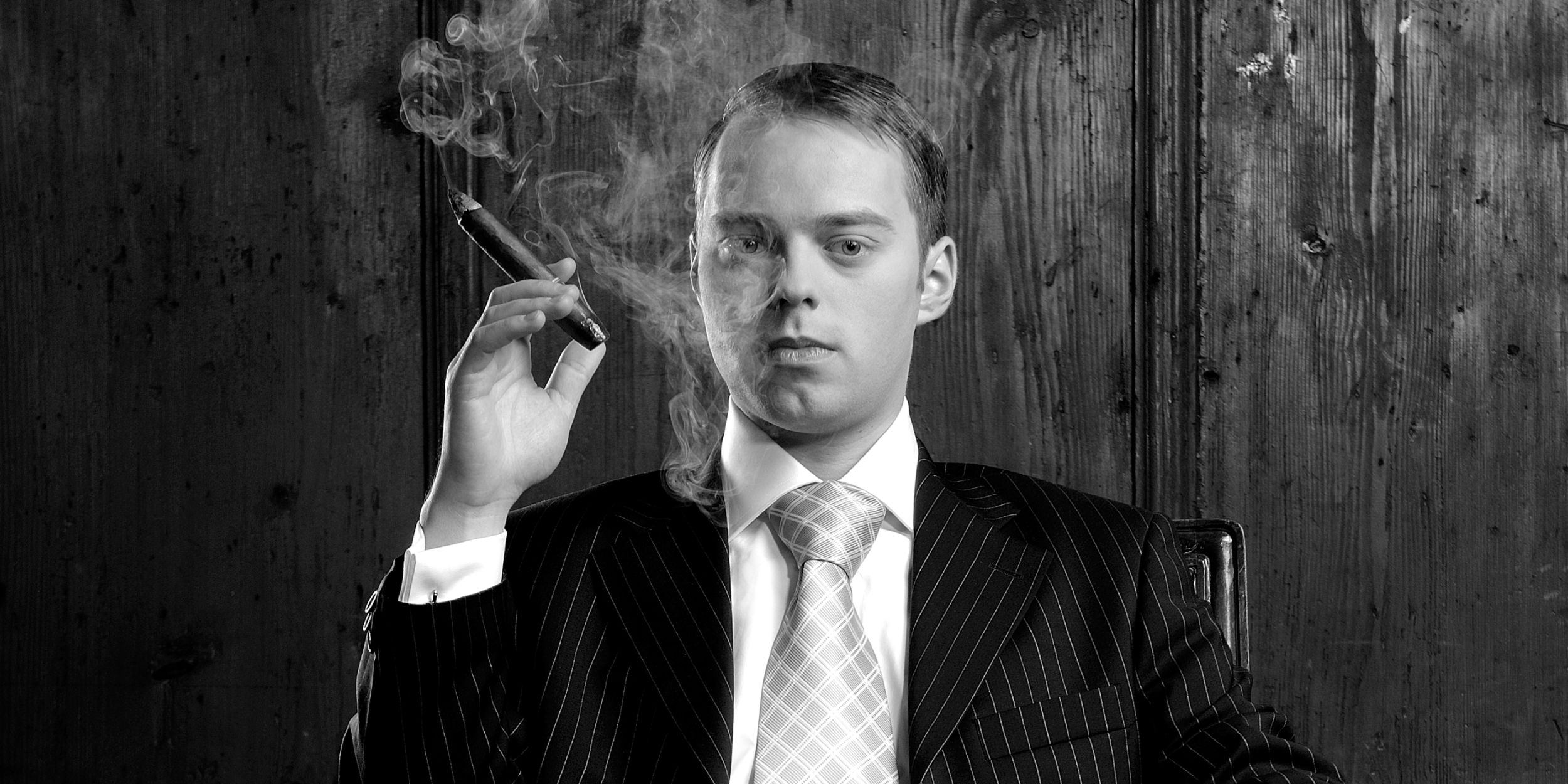 People Fotografie Stuttgart und Umgebung Charakter Portrait Balboa Zigarren Mann im Anzug und Krawatte mit einer Torpedo Zigarre