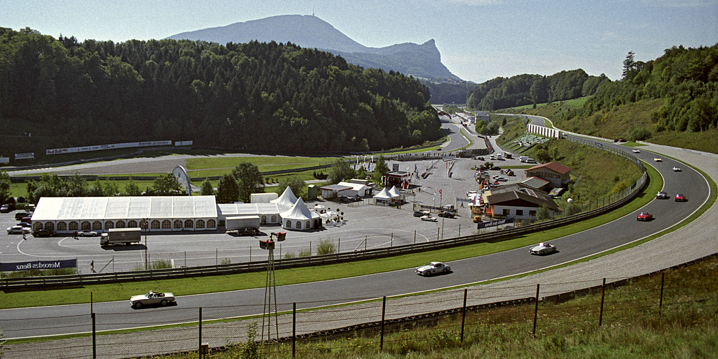 Eventfotografie Stuttgart Umgebung, Deutschland weit und International Classic Days Salzburg Salzburgring Rennstrecke Classic Cars Oldtimer Mercedes Classic Car Club Analogfotografie 7 Tage schwitzen Mercedes Benz