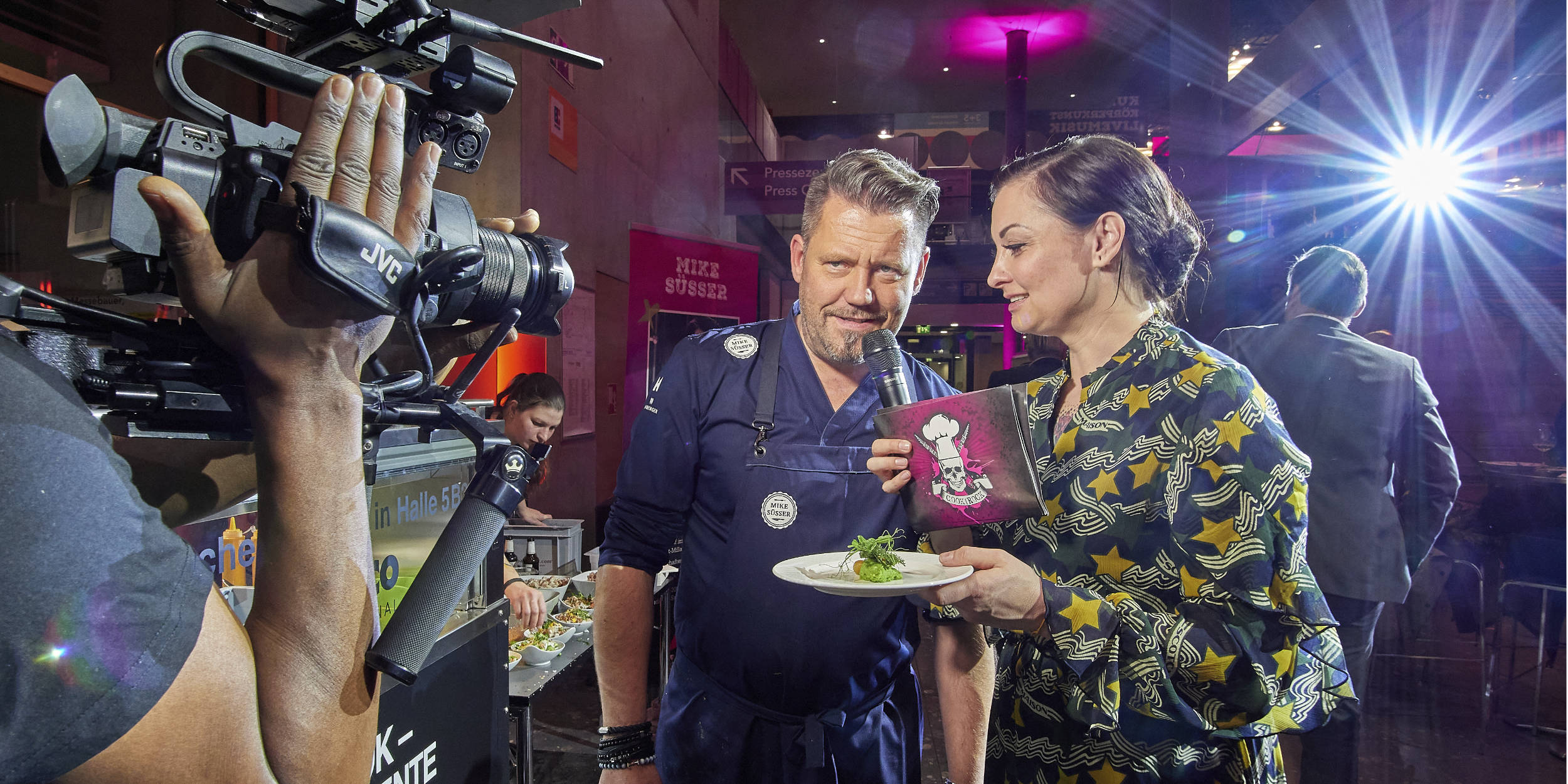 Eventfotografie Stuttgart Umgebung und Deutschland weit Cook Meets Rock das Charity Event das Rockt essen geniessen Rock Musik viele Köche Genuss KULINARIK, KÖRPERKUNST, LIVEMUSIK bei der wohl größten Rock´n´Roll-Lifestyle-Küchenparty Deutschlands: COOKmeetsROCK! FRANK OEHLER, RALF ZACHERL,RALF JAKUMEIT, DOMINIK WETZEL, FELICITAS THEN, OLE PLOGSTEDT, LUDWIG MAURER, HEIKO ARNDT, PATRICK VON VACANO, LUDWIG TASTL, CHRISTIAN ALTENHAIN, MATTHI SEEBO, DANY BASIC, MAKANI TERROR, KIM NOVA, ANDY ENGEL, TOMMY LEE WENDTNER, BENE BADER, MARCO KLOSE