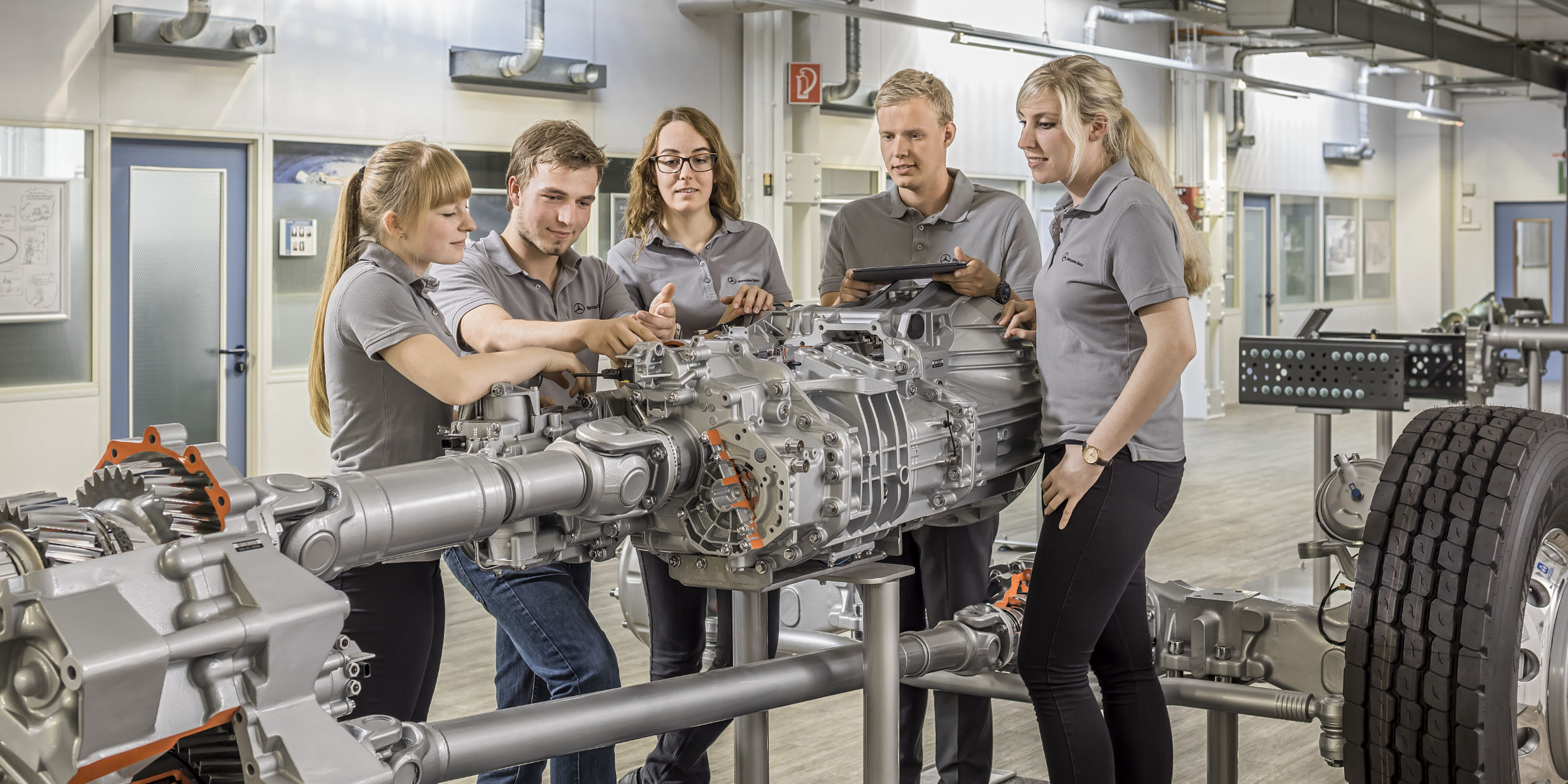 People Fotografie Stuttgart und Umgebung Charakter Portrait Gruppenbild Azubi's bei der Ausbildung LKW Antriebsstrang Besprechung erklären Unimog Antrieb Gaggenau