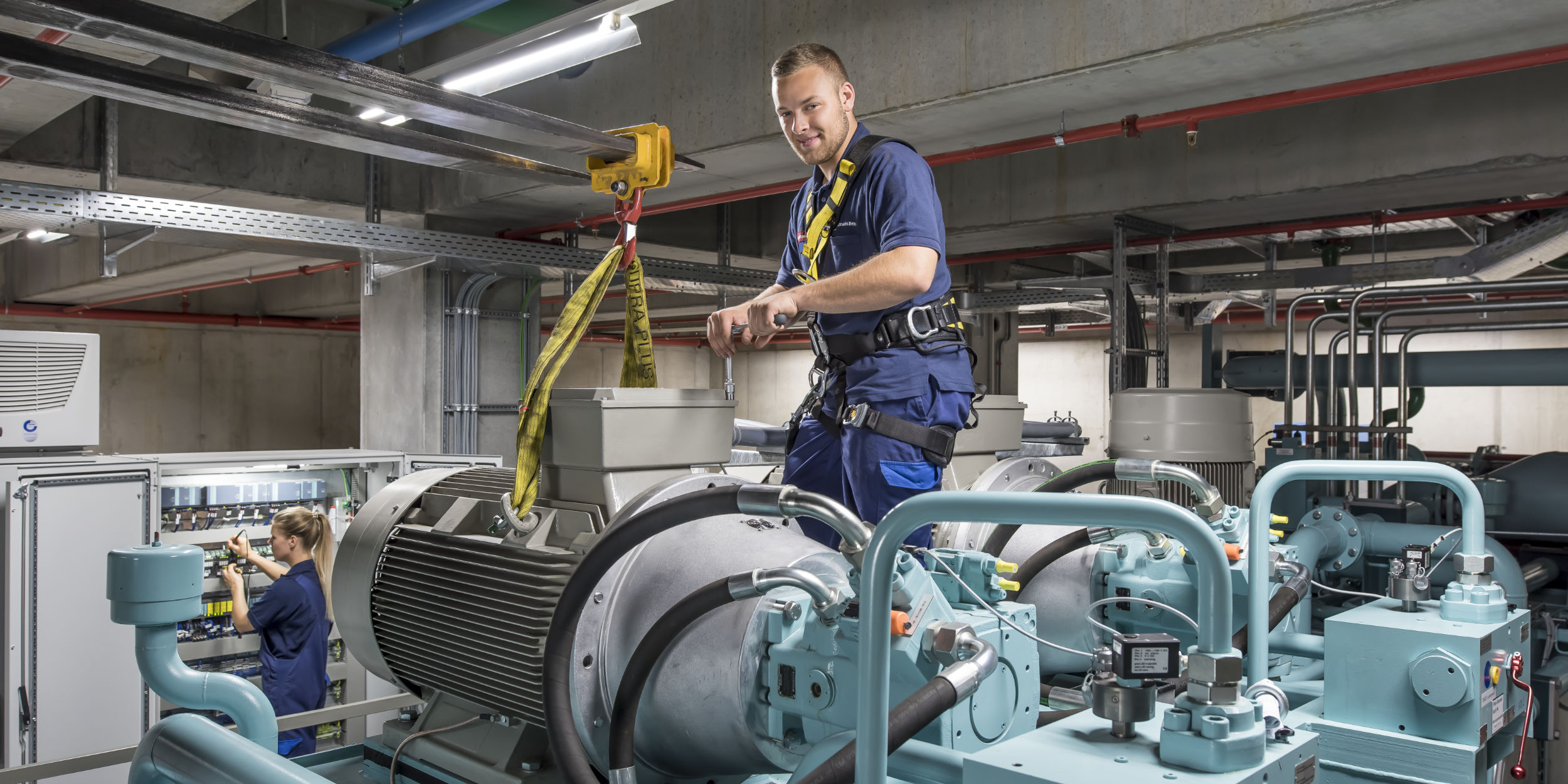 People Fotografie Stuttgart und Umgebung Charakter Portrait Gruppenbild Azubi's bei der Ausbildung Reperatur Notstromaggregat Elektriker Presswerk Kuppenheim