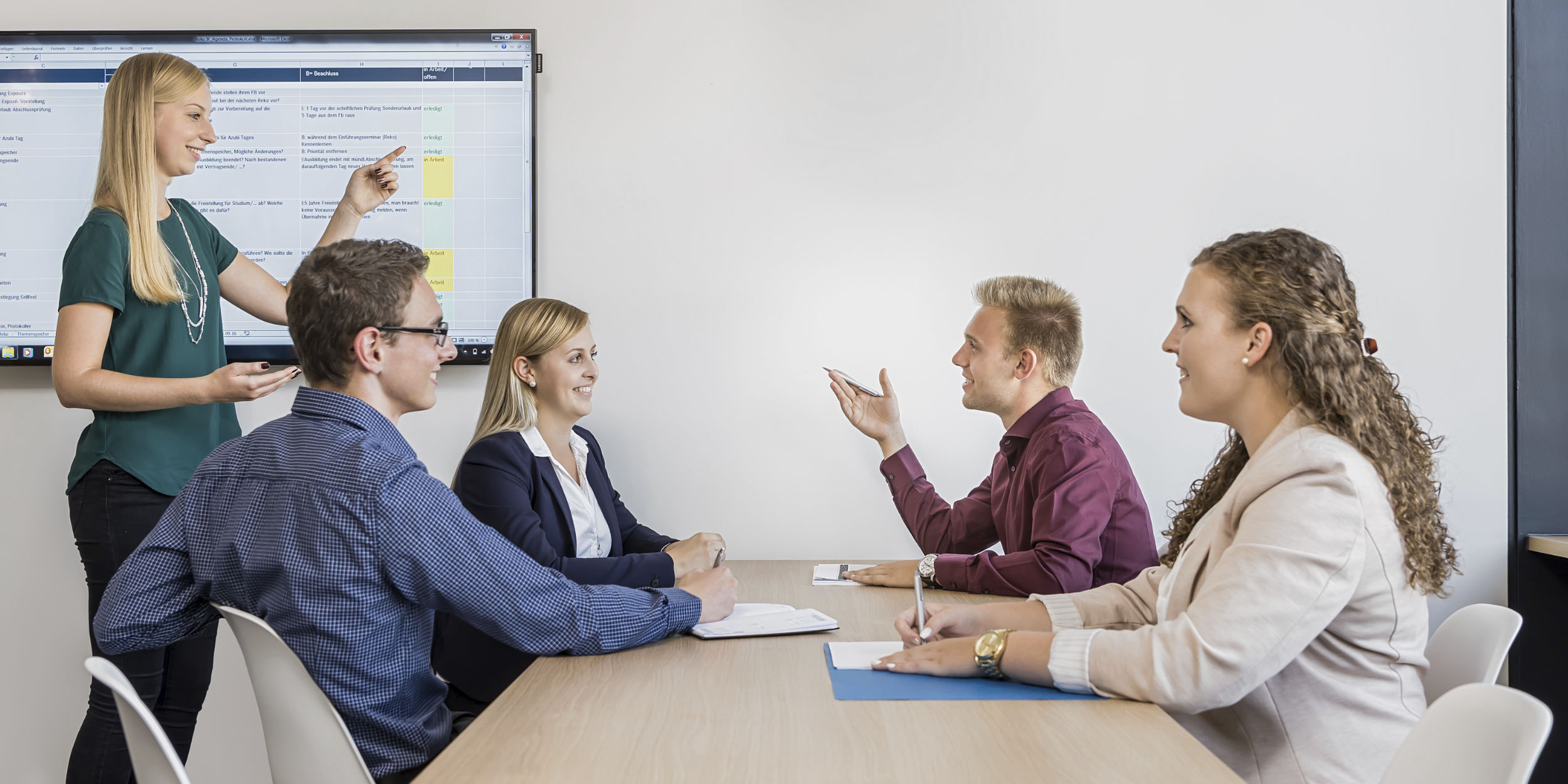 People Fotografie Stuttgart und Umgebung Charakter Portrait Gruppenbild Azubi's bei der Ausbildung Besprechungssituation