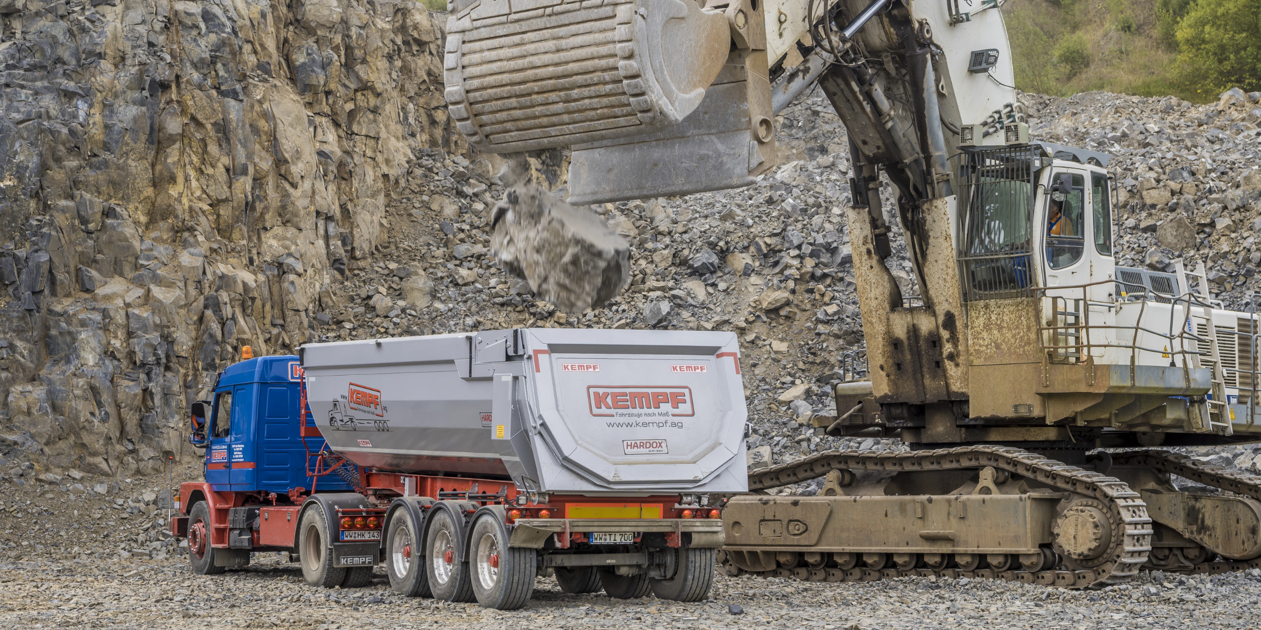 Industriefotografie Stuttgart und Umgebung Hardox SSAB Stahl Steinbruch Schwerlast LKW Materialtest Schwerlast Bagger Enspel Fahrzeugbau KEMPF