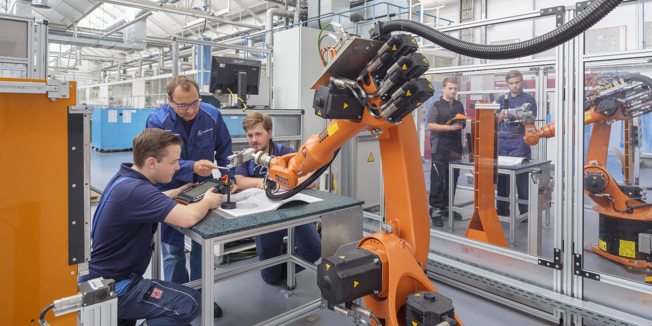 Industriefotografie Stuttgart und Umgebung Mercedes Benz Auszubildender Robotik Werk Wörth