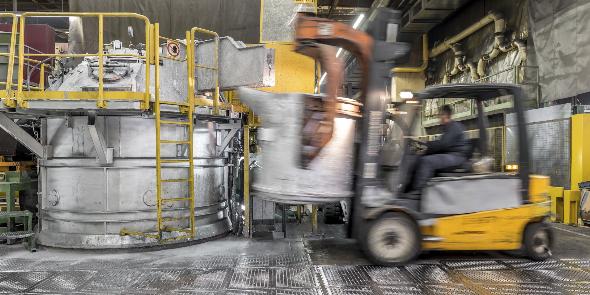 Industriefotografie Stuttgart und Umgebung Mercedes Benz Mettingen Aluminiumguss flüssiges Aluminium Vorsicht umgiessen Gabelstapler