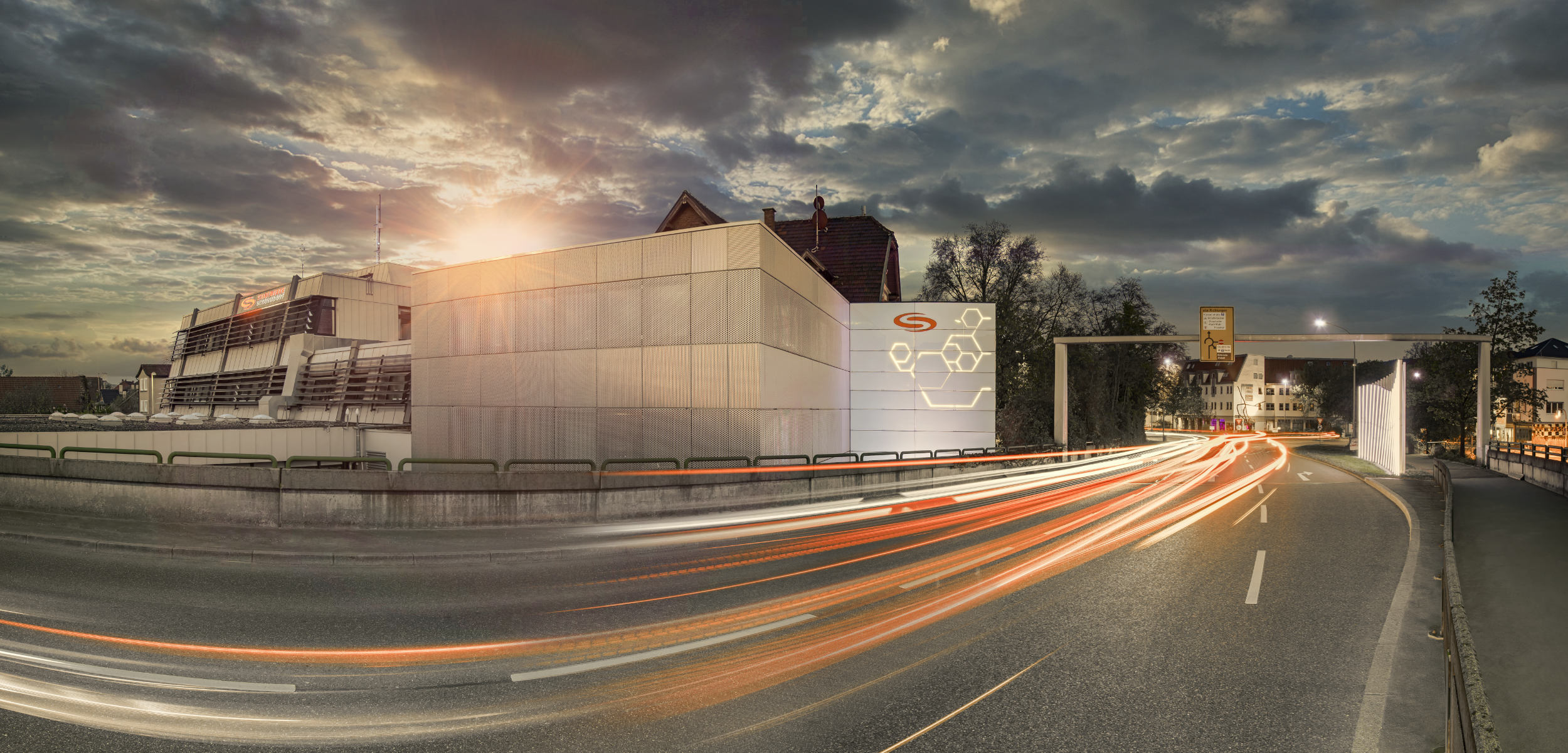 Architekturfotografie Stuttgart und Umgebung Stadtwerke Schorndorf Arnold Brücke Dramatischer Himmel Retusche es ist nicht alles wie es scheint Autolichter richtige Zeit richtiger Ort