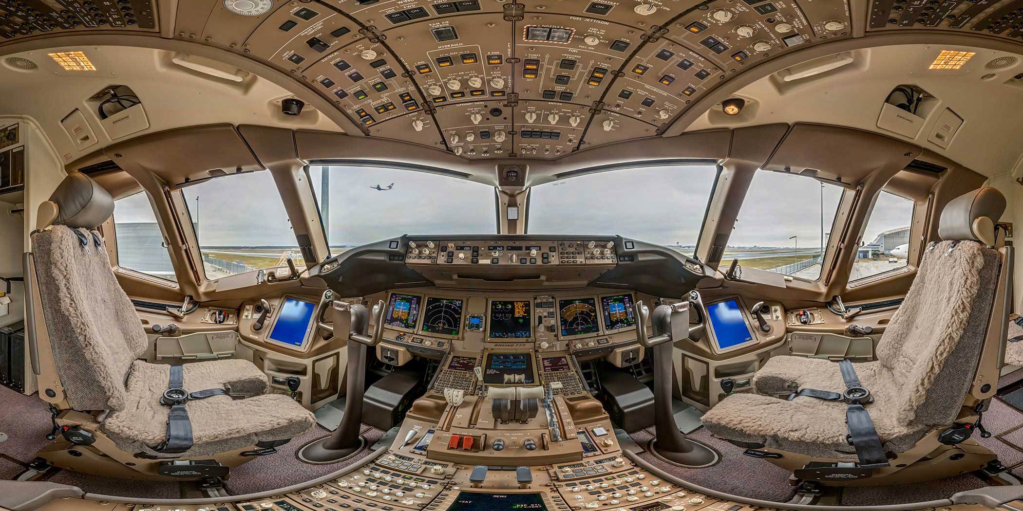 360°x180° Lufthansa Boeing 777 Cockpit Lufthansa Technik Frankfurt Rollfeld