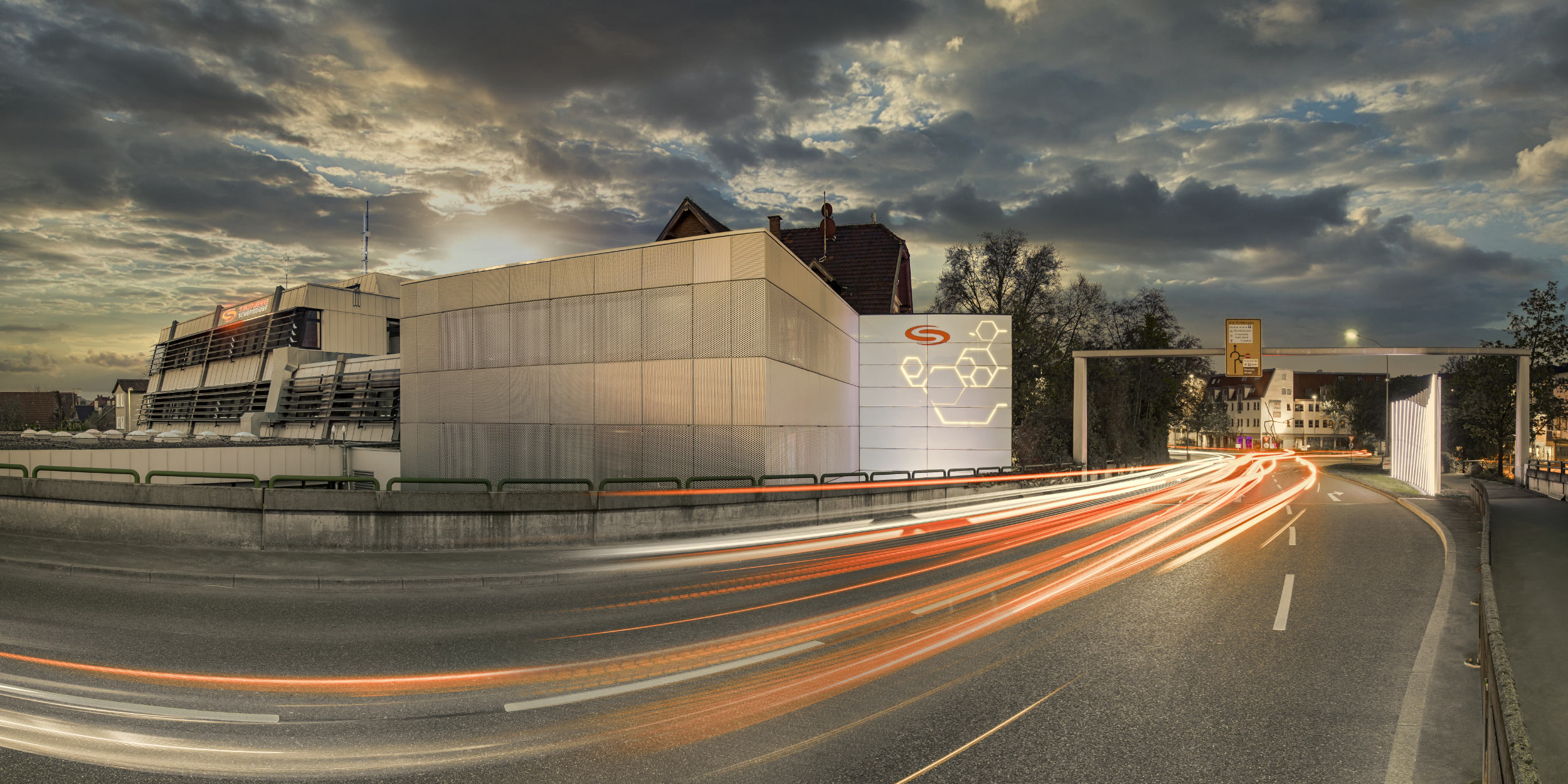 Architekturfotografie Stuttgart und Umgebung Stadtwerke Schorndorf Arnold Brücke Dramatischer Himmel Retusche es ist nicht alles wie es scheint Autolichter richtige Zeit richtiger Ort