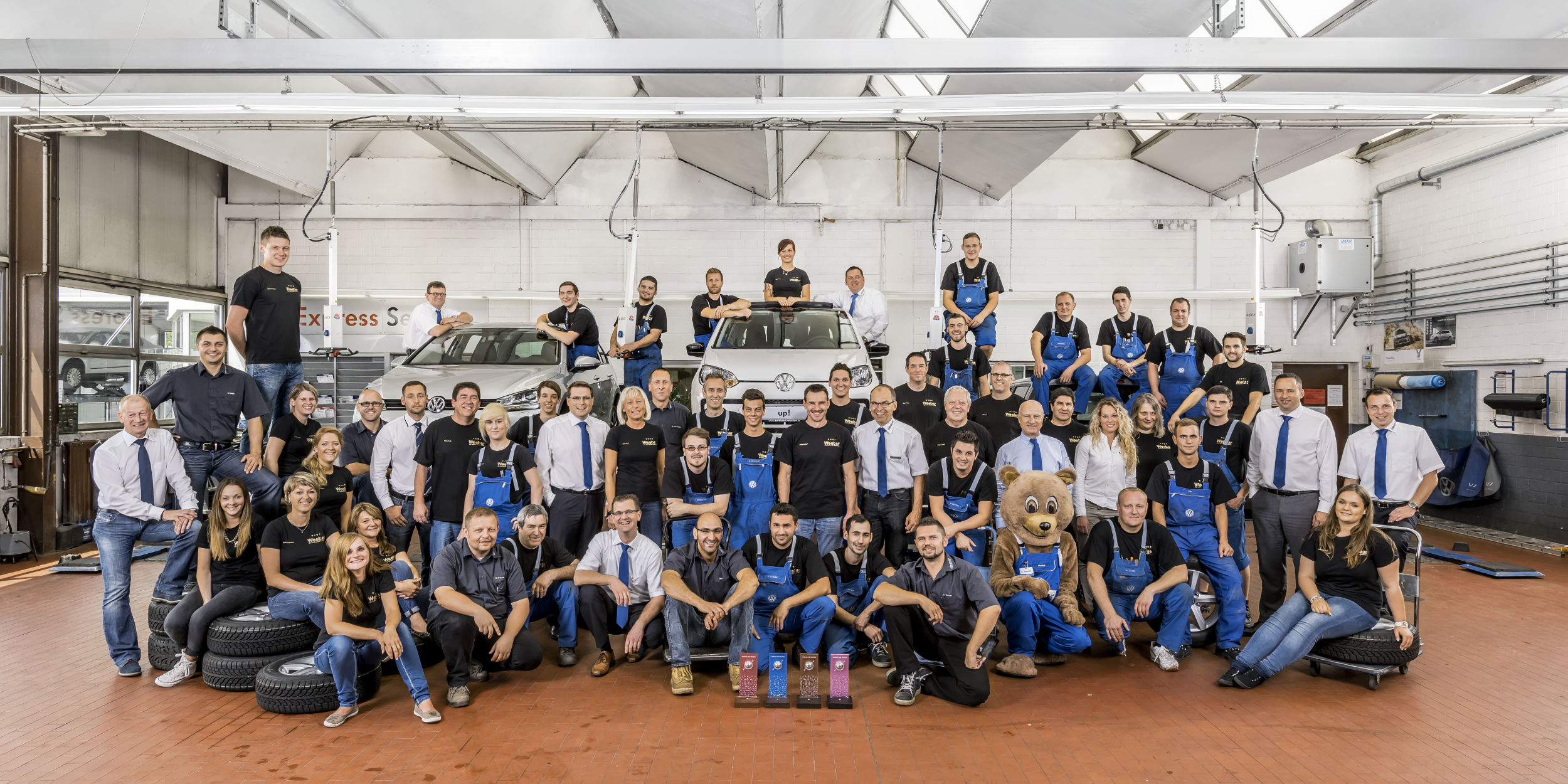 Mitarbeiter Fotografie Stuttgart und Umgebung Mitarbeiterfotos Autohaus Weeber Herrenberg Gruppenbild aller Mitarbeiter in der Werkstatt