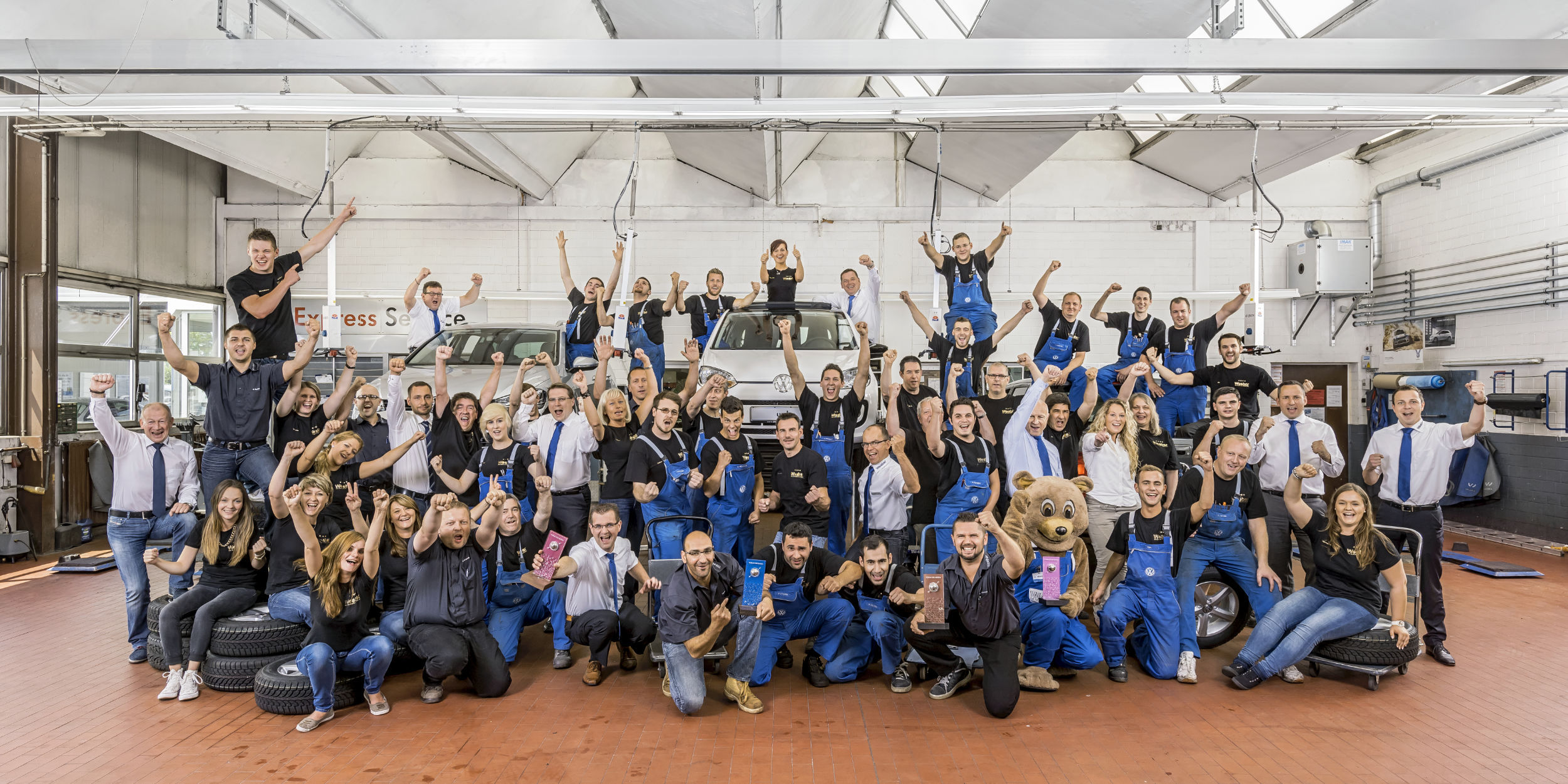 Mitarbeiter Fotografie Stuttgart und Umgebung Mitarbeiterfotos Autohaus Weeber Herrenberg Gruppenbild aller Mitarbeiter in der Werkstatt