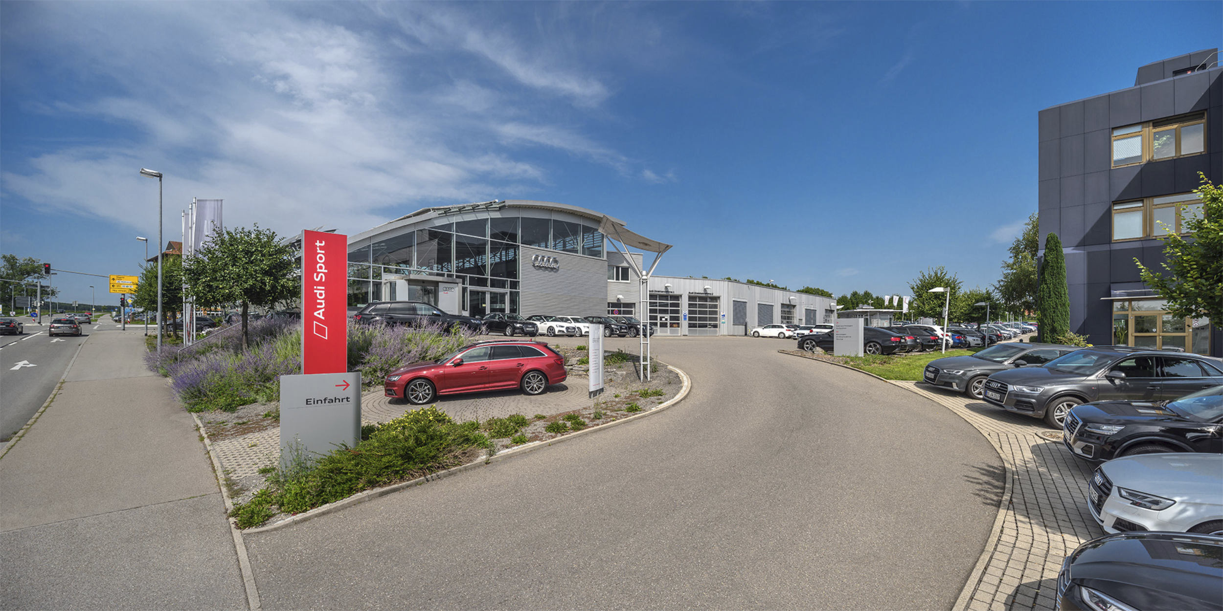 Architekturfotografie Stuttgart und Umgebung Autohaus Weeber Herrenberg Werkstatt Verkaufsgebäude Bürogebäude Produktionsgebäude Firmenwagen richtige Zeit richtiger Ort